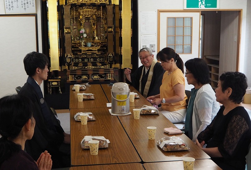 婦人会報恩講　お斎